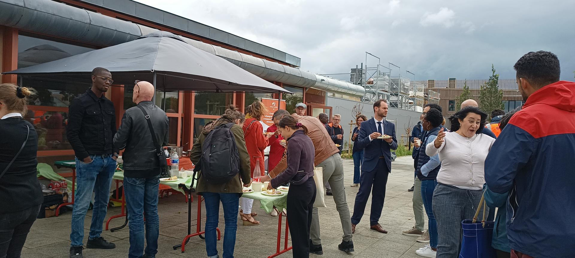 Assemblée au bord de l'eau