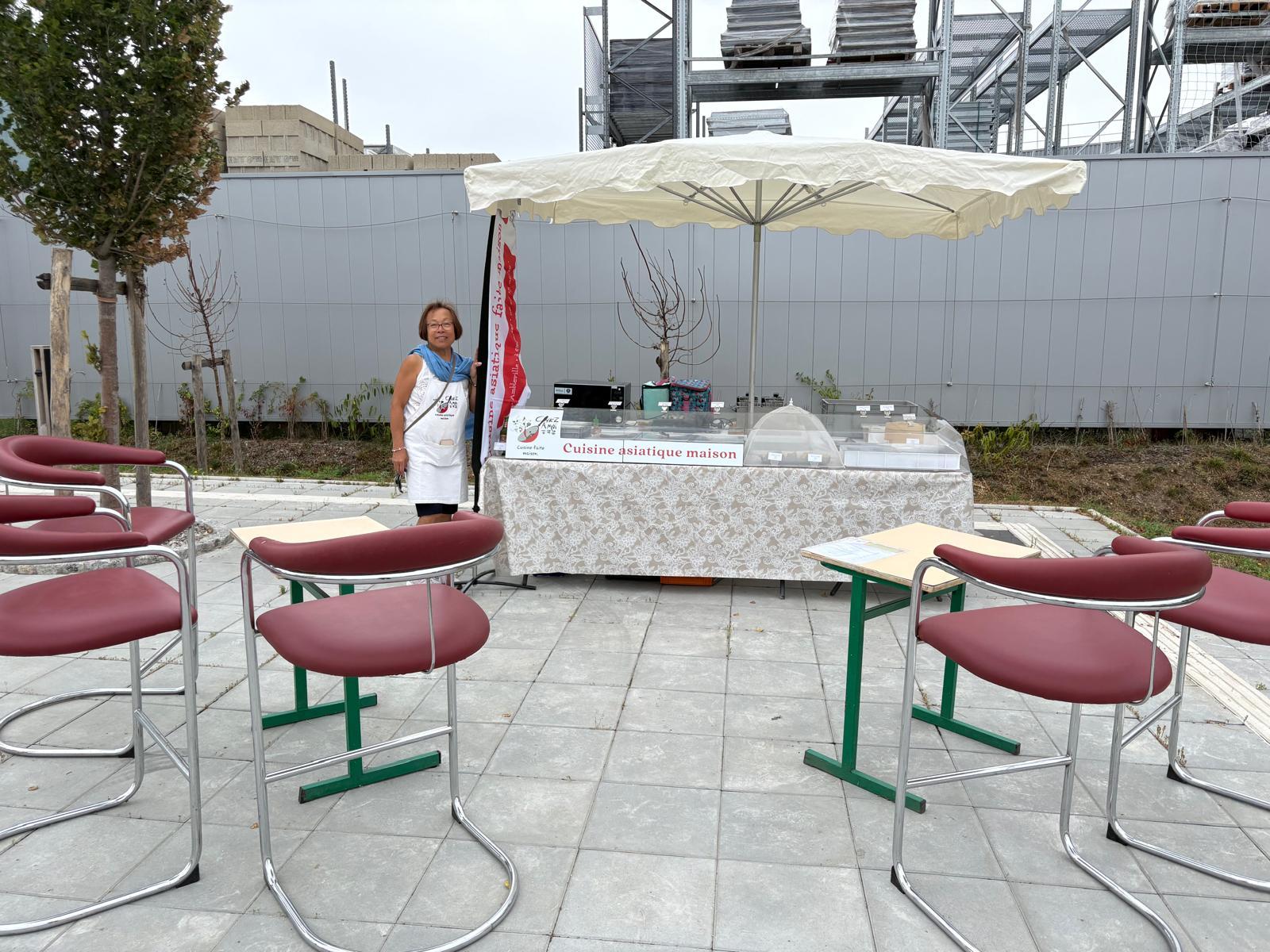 Restauration asiatique sur le débarcadère.